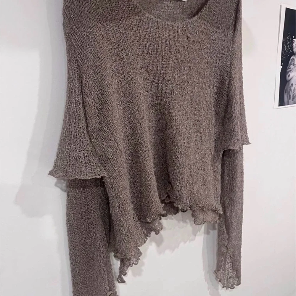 beige brown top in crochet with ruffles - Picture 4 of 5